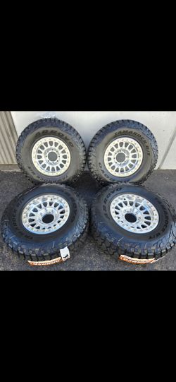 17" KMC beadlocks KM445 w/ 35" RT tires