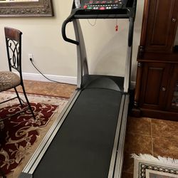 True 550 S.O.F.T. Select Treadmill Commercial 