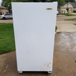 Upright freezer 