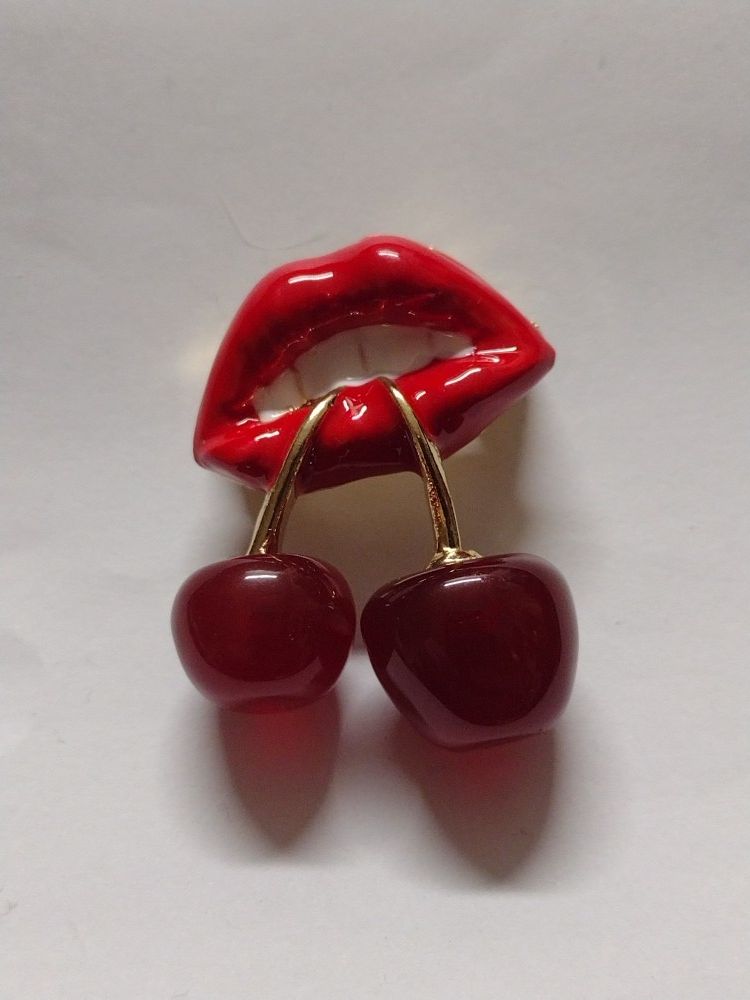 ***NEW***SEXY CHERRY MOUTH BROOCH