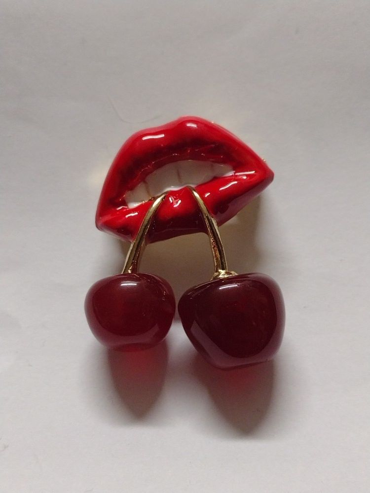 ***NEW***SEXY CHERRY MOUTH BROOCH 