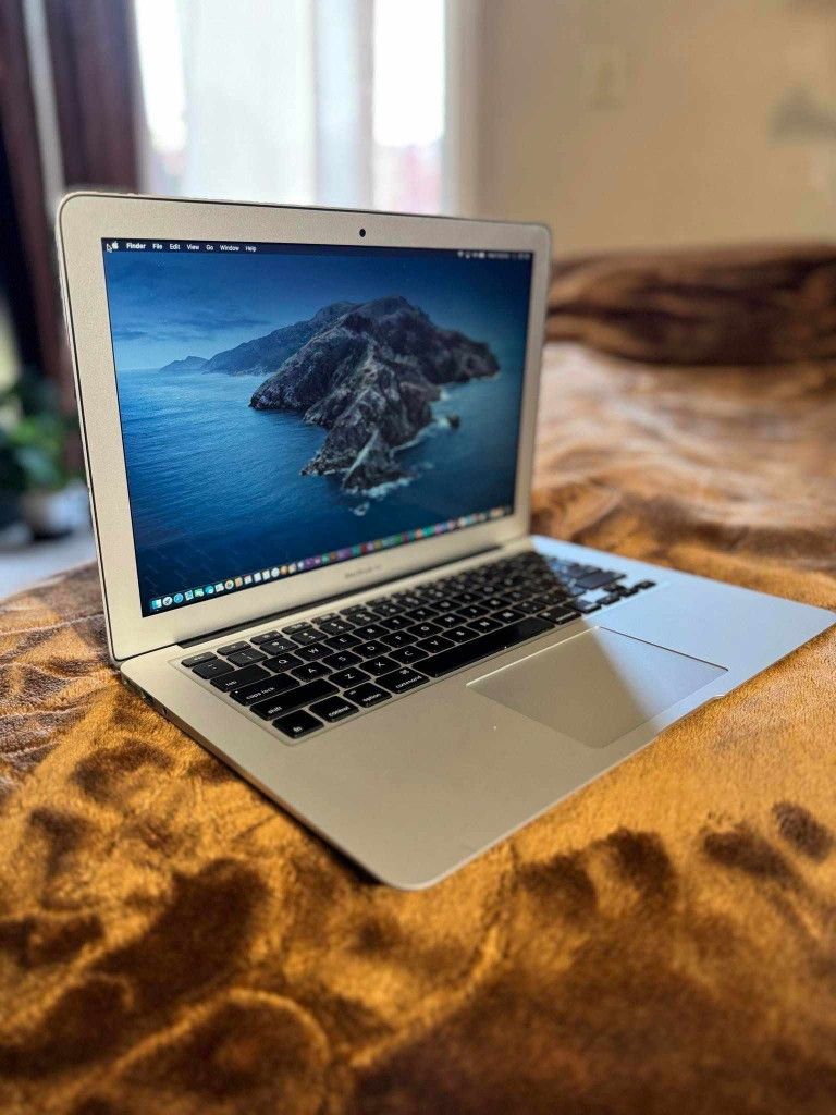 Excelente Laptop Apple Macbook Air De 13 Pulgadas Delgada Procesador i5 Con Programas