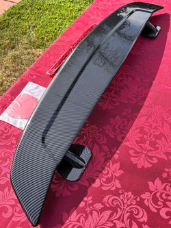 46-inch universal rear spoiler, carbon fiber pattern, lightweight sporty racing style, trunk spoiler.   alerón trasero universal de 46 pulgadas, patró