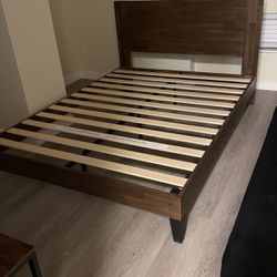 Zinus Wooden Queen Size Bed Frame AMAZING CONDITION