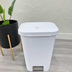 11.9 Gallon Trash Bin 