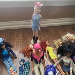 16 Barbies Con Ropa Y Sus Accesorios Mas 5 Nenitos Barbies