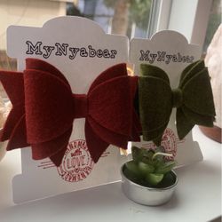 2 X Felt bows with alligator clips