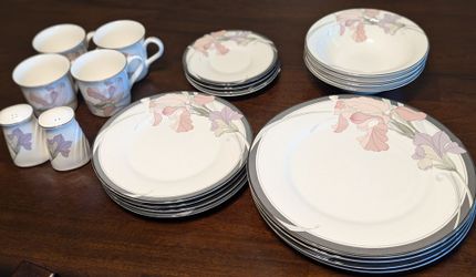 CHINA SET / 18-piece {new decade by noritake}