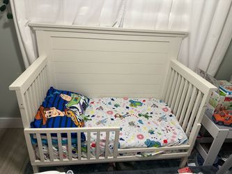 Seashell White Wood Toddler Bed Frame