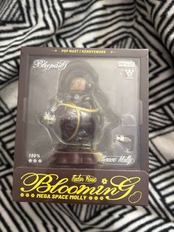 Tudor Rose UK Exclusive Mega Space Molly 100% Blooming Series Figure