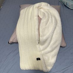 UGG Australia  Knit Infinity Scarf One Size , Cream Color, Good Conditions