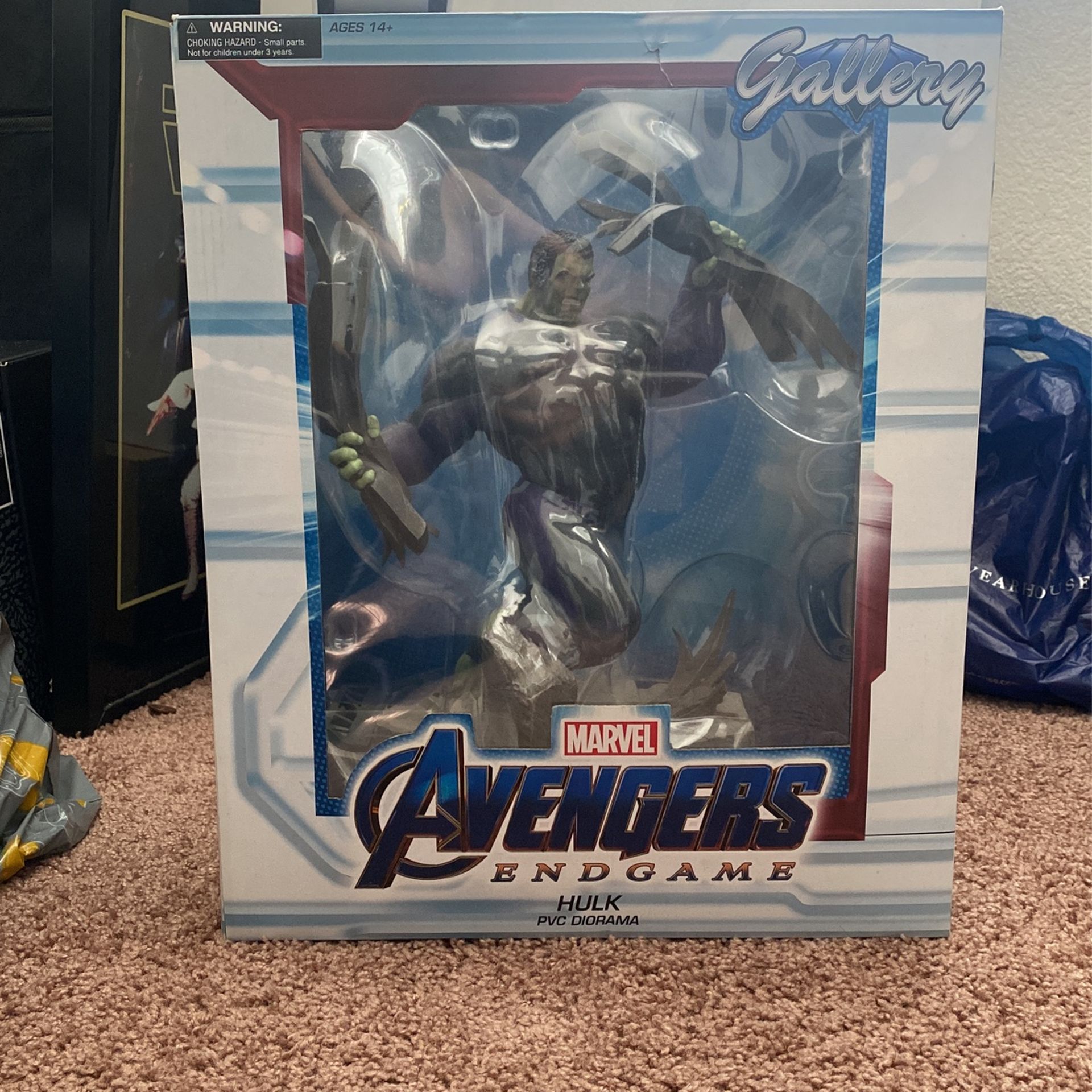 DIAMOND SELECT TOYS Marvel Gallery: Avengers Endgame Tracksuit