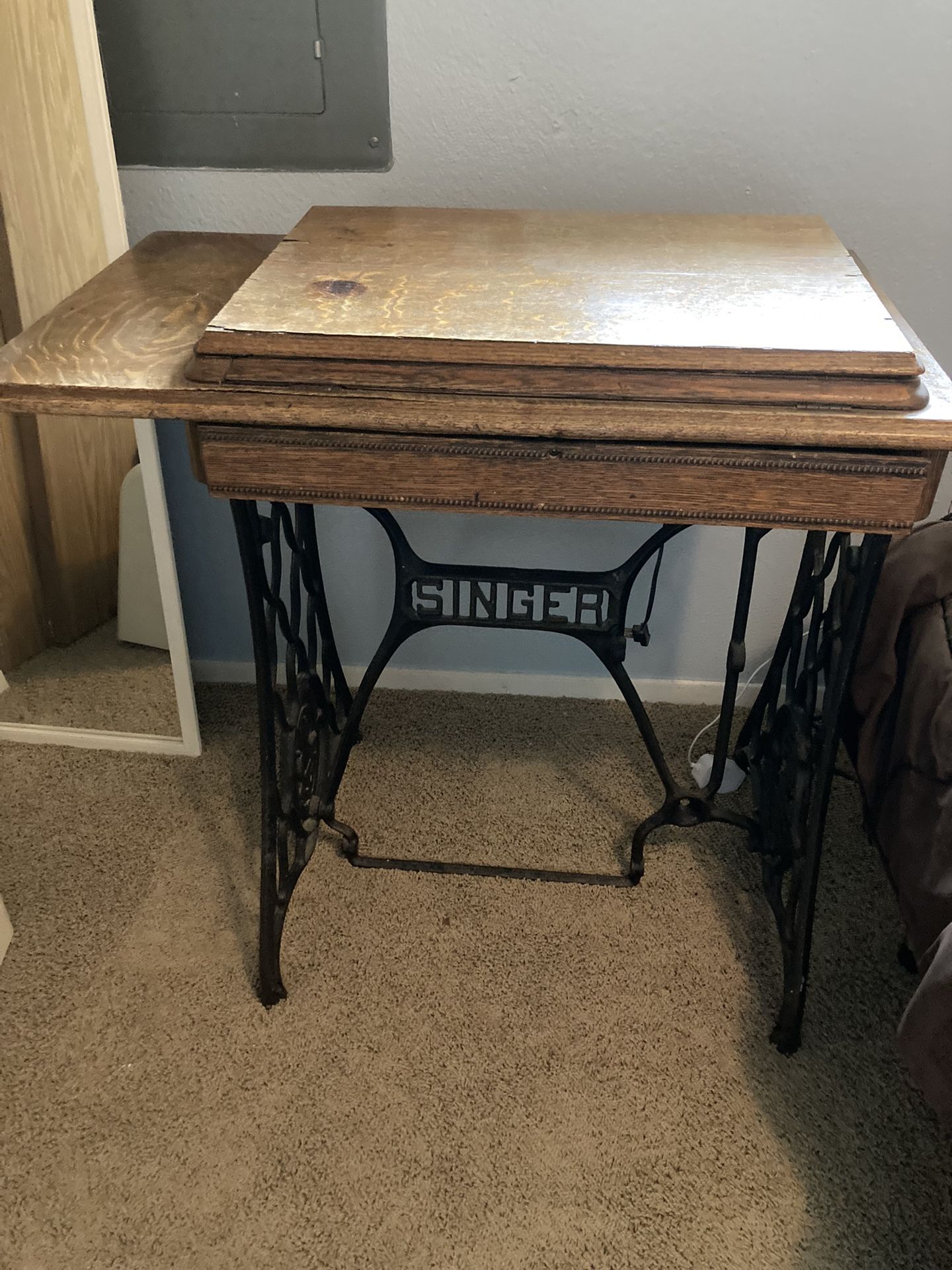 Antique Singer Sewing Machine Cabinet And Sewing Machine