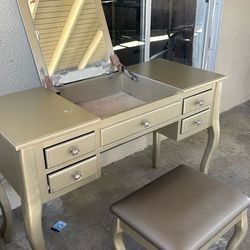 Vanity Desk with Mirror and Drawers