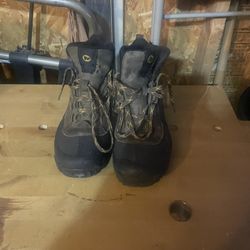 Like New Merrell Snow Boots - Waterproof.  Vibram Sole.  Size 10.