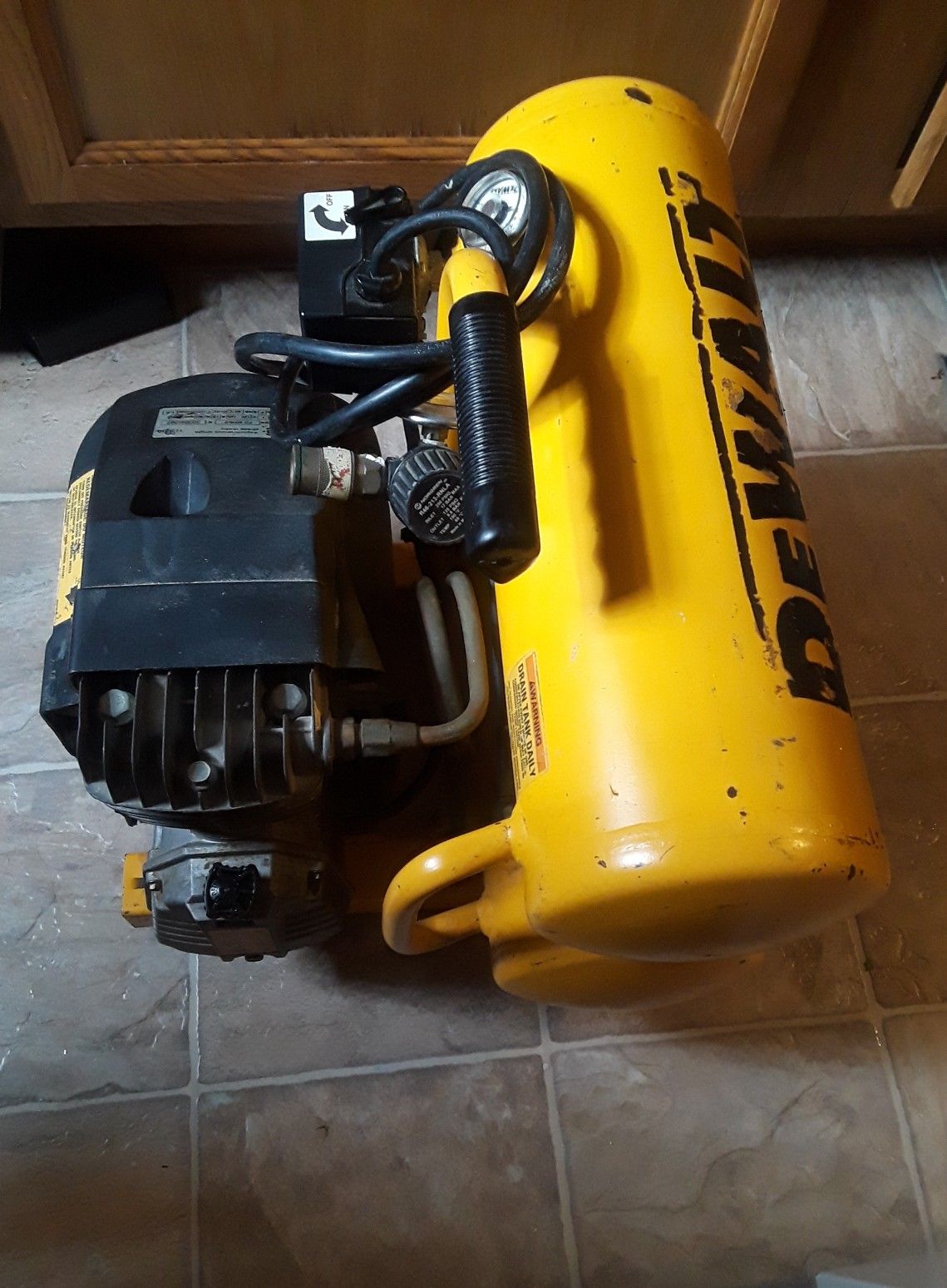 Dewalt D55151 air compressor de 4 galones recien canviado el aceite del motor esta en perfectas condiciones serios compradores por favor