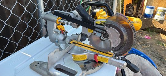 DeWalt 7-1/4 Bevel Sliding Chop Saw