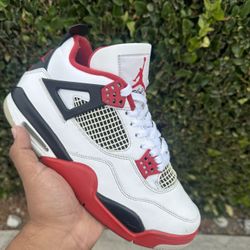 Jordan 4 Fire Reds Size 9.5