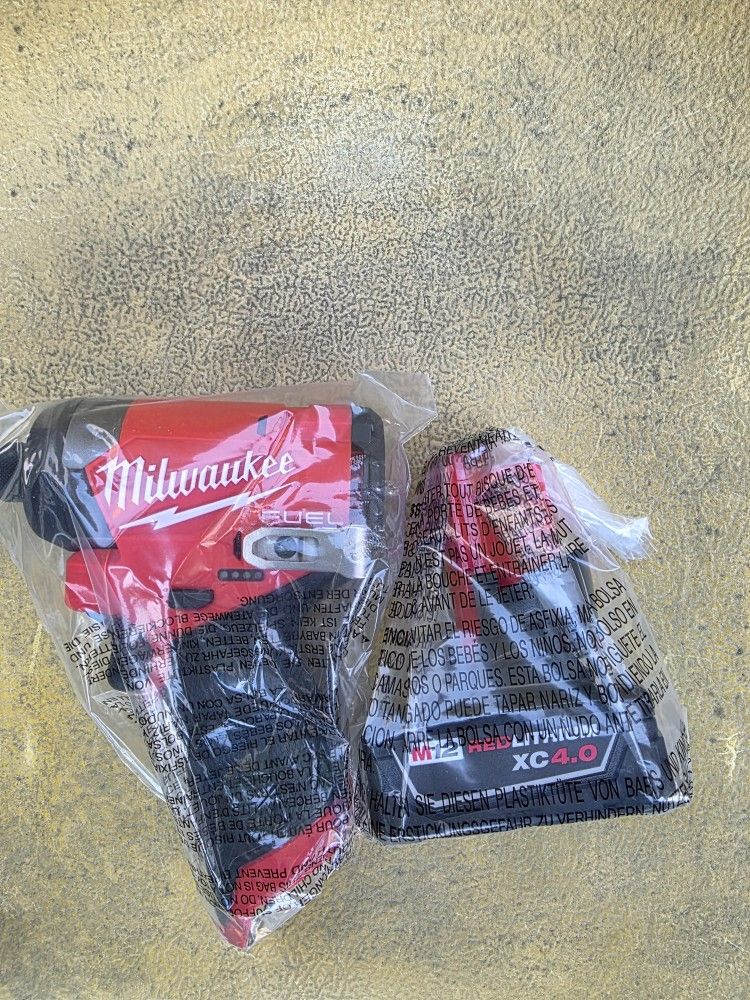 Milwaukee M12 Impact Driver With 4Ah Battery