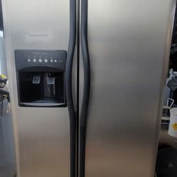 FRIGIDAIRE STAINLESS STEEL REFRIGERATOR WITH WATER AND ICE DISPENSER,  FREE DELIVERY AND INSTALLATION,  30 DAYS WARRANTY 