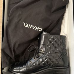 Chanel 21a Shiny Patent Quilted Gold CC Chain Ankle Combat Boot Black EU 40.5 