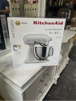 Brand new 5 quart Artisan kitchen aid mixer