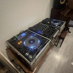 CDJ 2000 nexus pair + DJM 900 nexus Mixer, custom case
