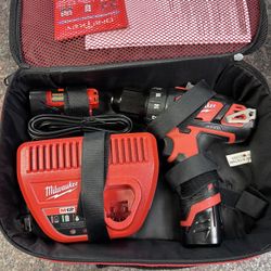 Milwaukee M12 Drill Set 