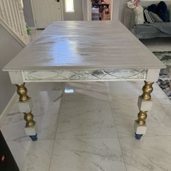 Extendable heavy dining table fits 8-10 people