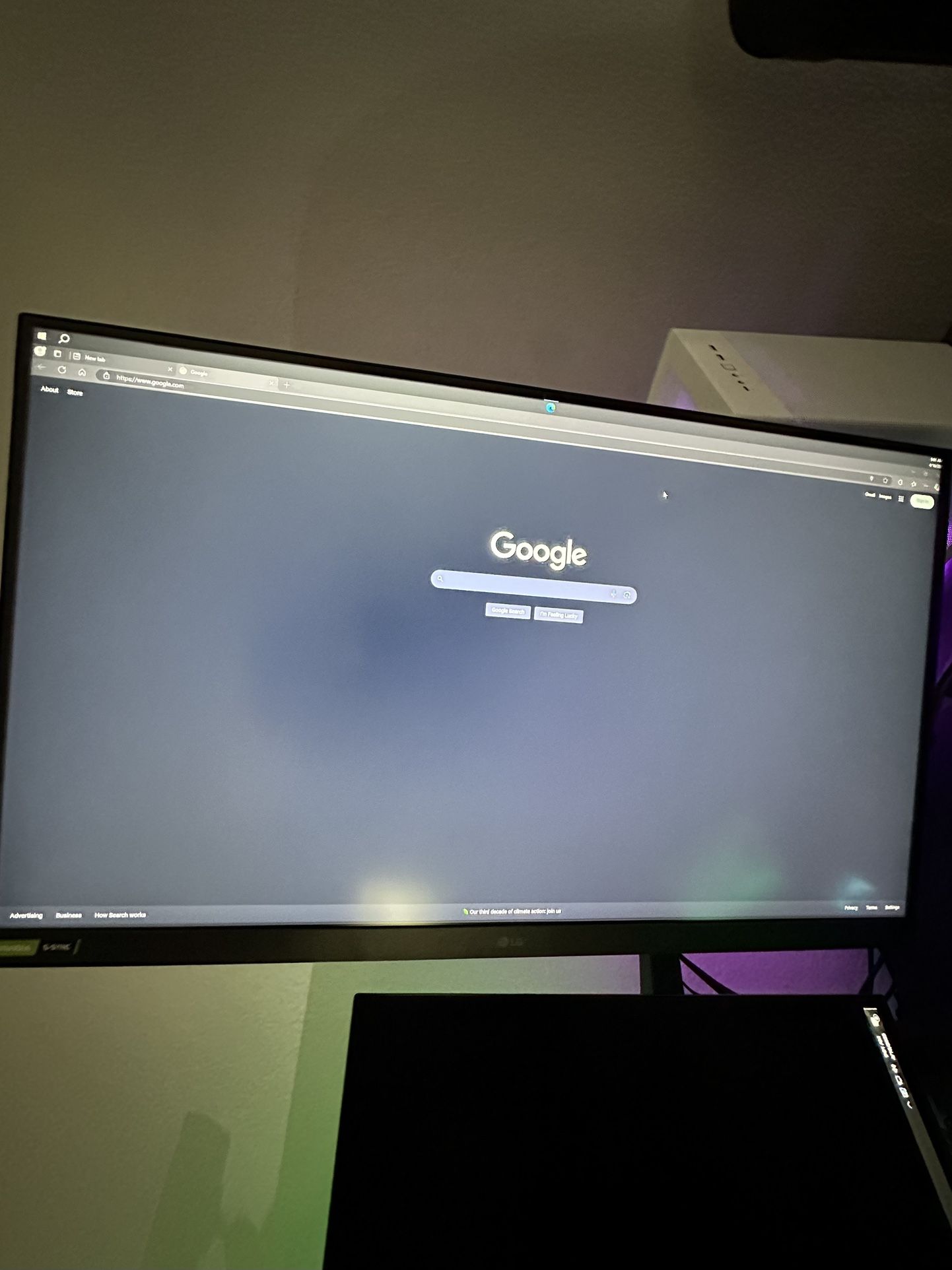 LG Ultragear Gaming Monitor | 31.5" QHD 2560x1440 | 165Hz Refresh Rate | 1ms MBR | 3000: 1 | HDR10 | AMD FreeSync Premium | Flicker Safe | Dynamic Act