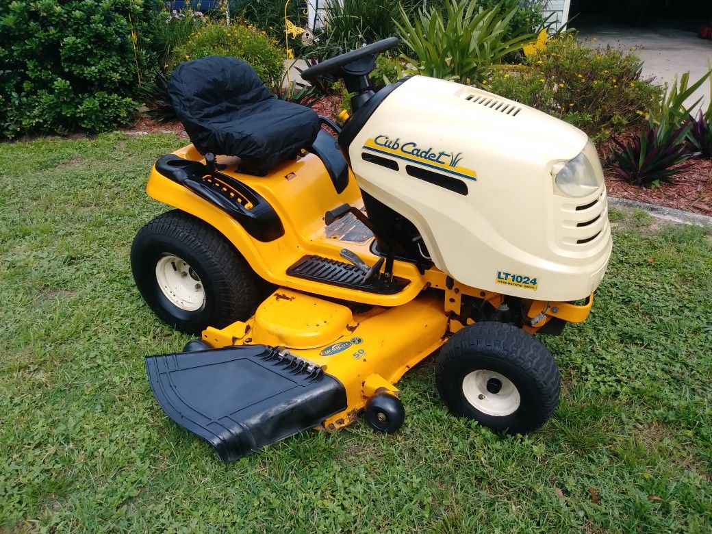 Cub Cadet LT 1024 Riding Lawn Mower