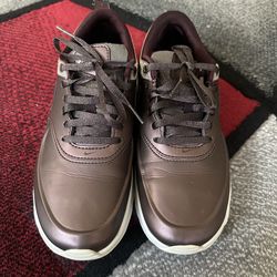 Nike size 6.5 women 15 dollars color bronze