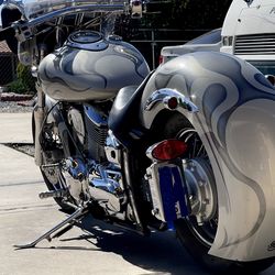 A very unique V-star 1100 2002 needs carbs and a wash PINK on hand.