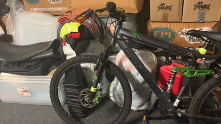 Genesis V2100 Black and green mountain bike