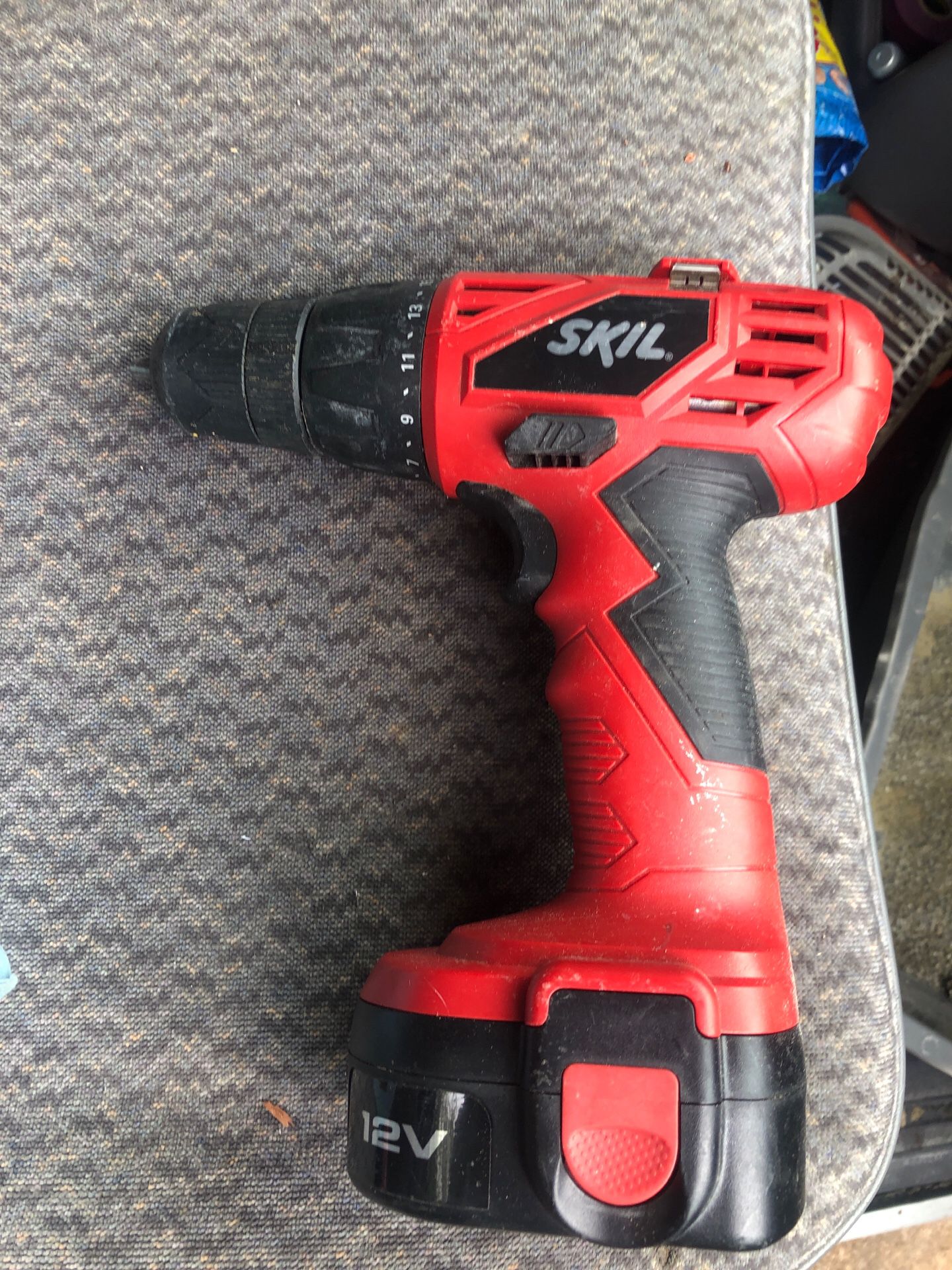 SKIL BRAND DRILL AND BATTERY BRAND NEE CHARGER WENT MISSING ASKING 20$ obo thanks