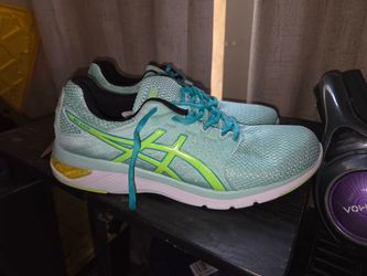 Men’s new ASICS sneakers