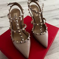 Valentino Garavani Rock Stud Pump