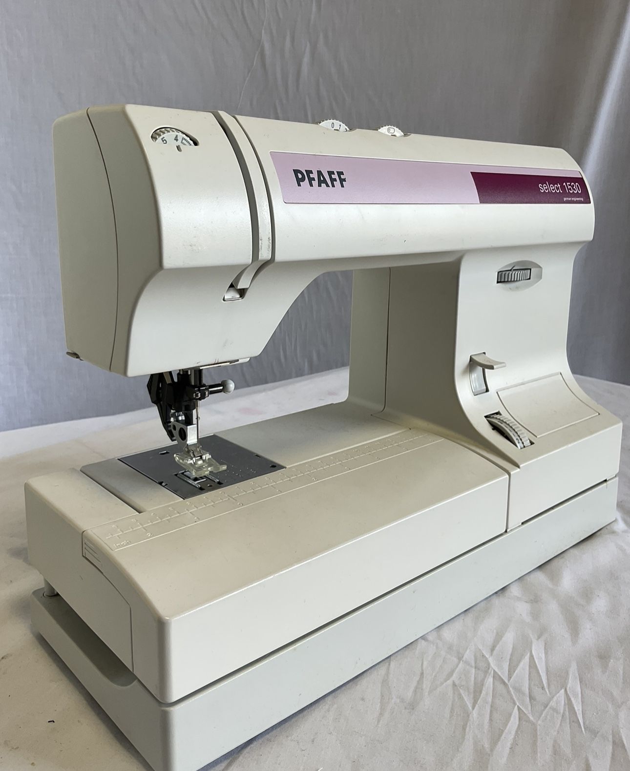PFAFF Select 1530 Sewing Machine with Foot Controller