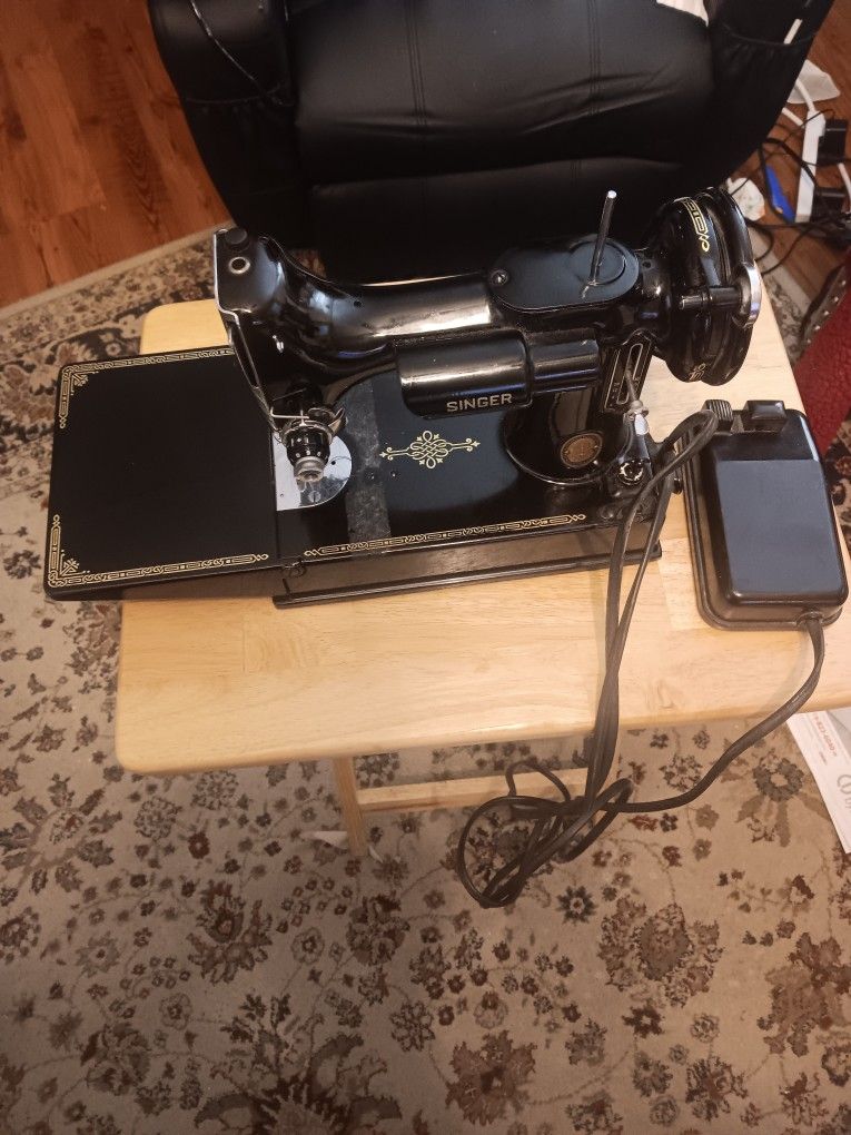 Singer Sewing Machine 1950