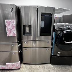 SAMSUNG COUNTERDEPTH FAMILY HUB REFRIGERATOR