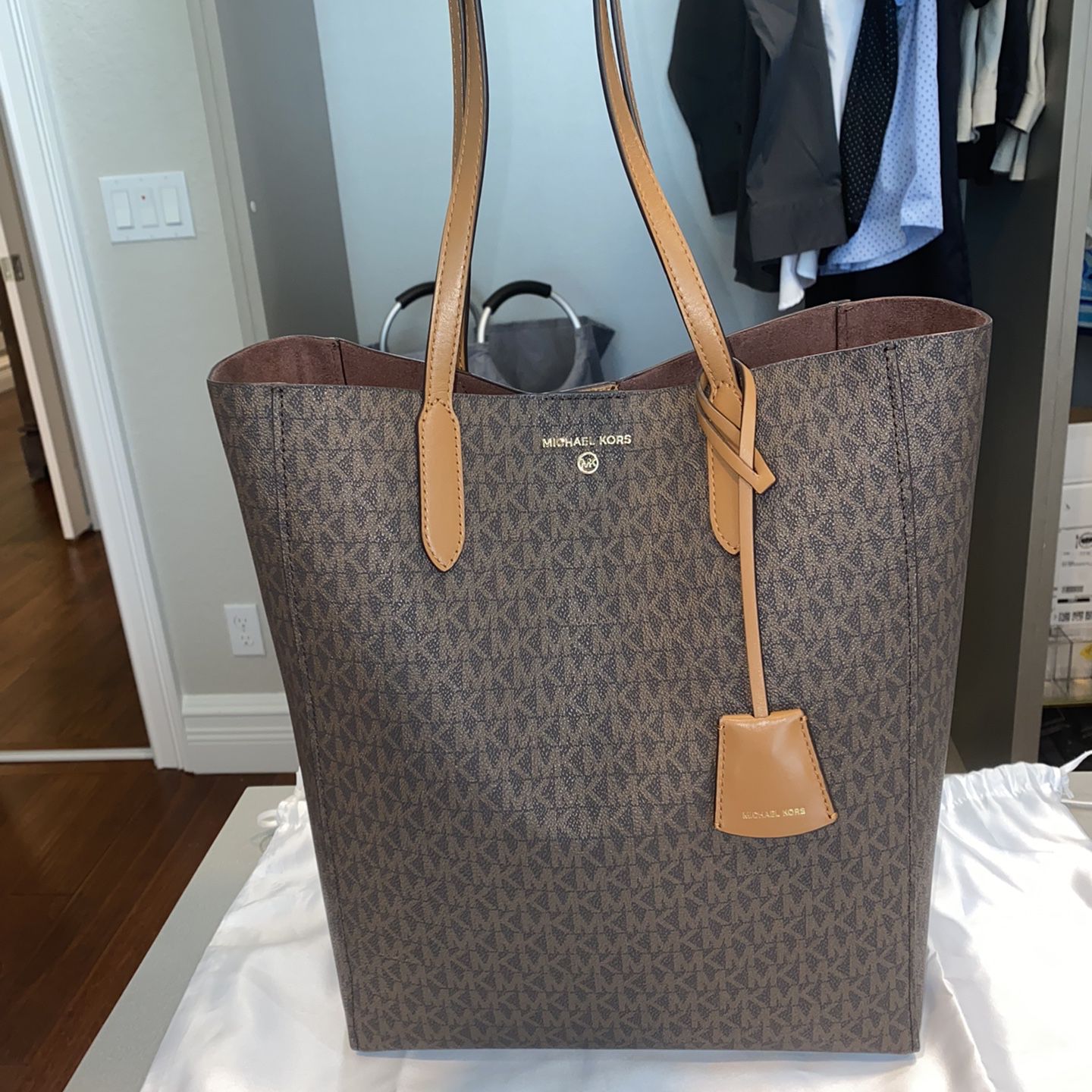Michael Kors Kenly Large NS Tote Graphic Logo MK Lavender Purple Multi for  Sale in Orlando, FL - OfferUp