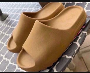 Men's Yeezy Slides Size 12 in excellent condition $$70 FIRM