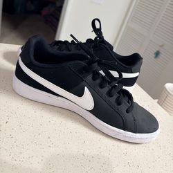Nike Black & White Sneakers - size us 8