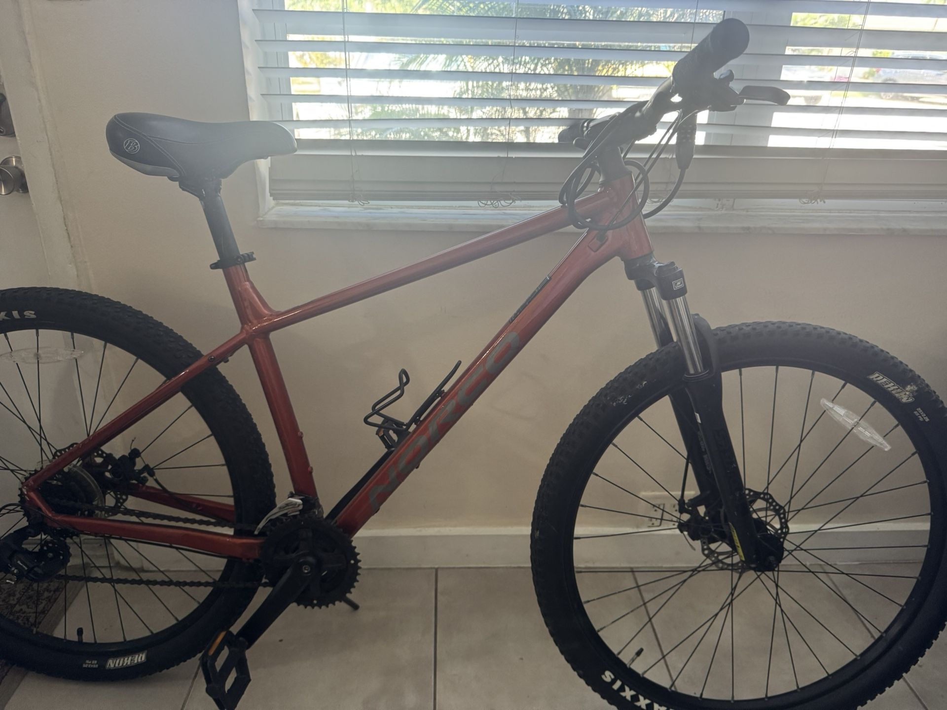 Norco Storm Urban Mountain Bike 28” Wheels In Red