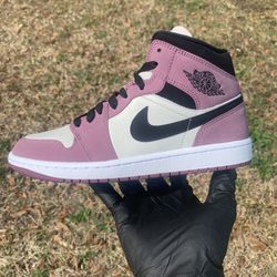 Air Jordan 1 mid “Mullberry”  8.5W/7M