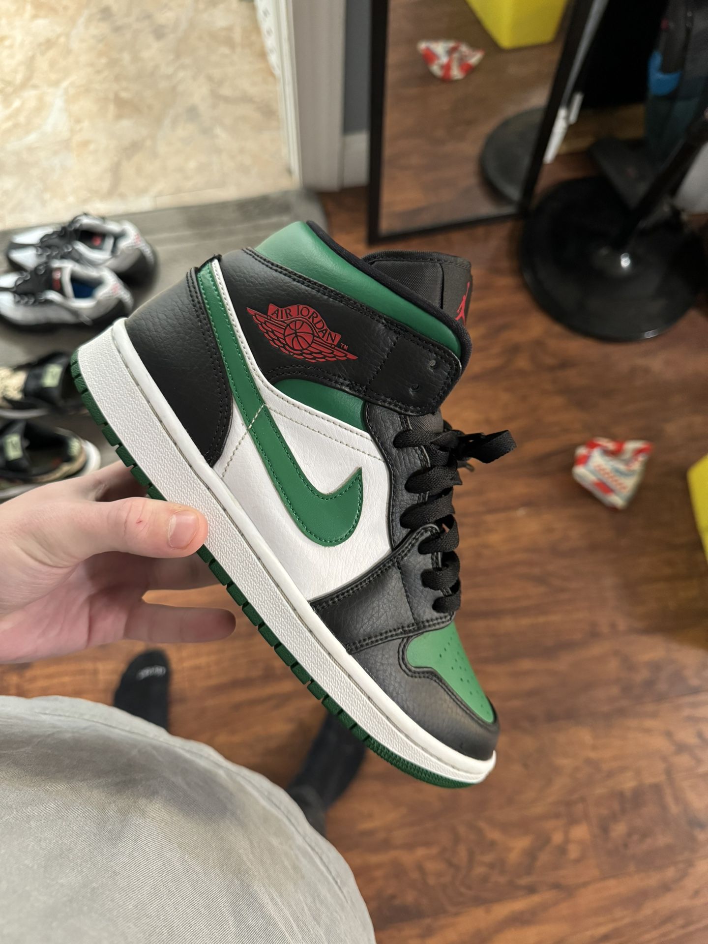 Jordan 1 Mid Green Toe 