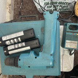 Makita Power Drill w/Case,  2 batteries & charger 