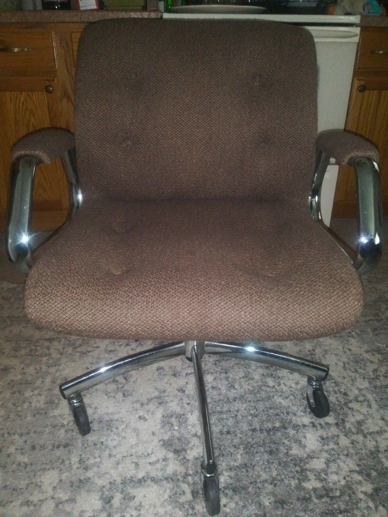 Steelcase Office Chair! Super comfy! Leans back & rocks 