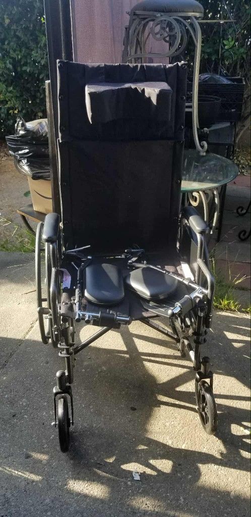 BRAND NEW WITH ALL ACCESSORIES / RECLINING WHEELCHAIR