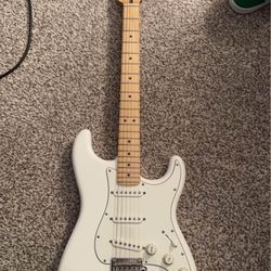 White Fender Stratocaster 